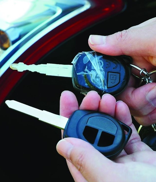 Distinction Between Car Keys with and Without Transponders